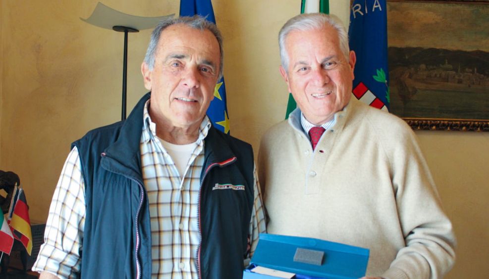 Imperia, cittadino aggredito per aver fotografato un episodio di abbandono rifiuti. Il sindaco Scajola lo riceve in Comune