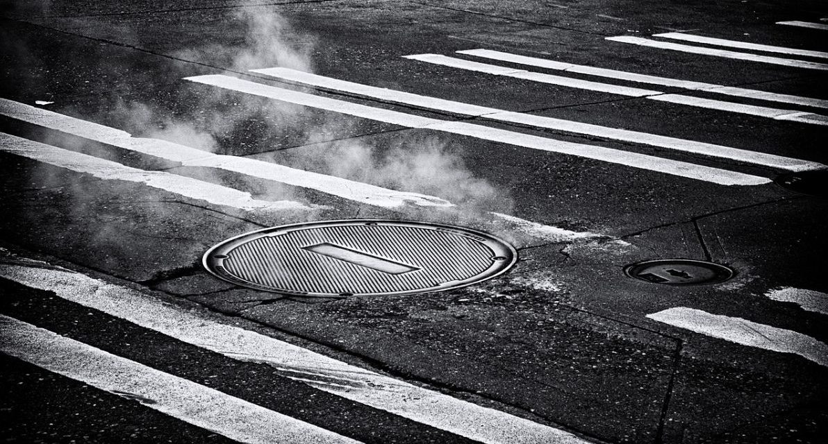 Tragedia sfiorata a Tortona per un tombino da un quintale che salta in aria in via Emilia