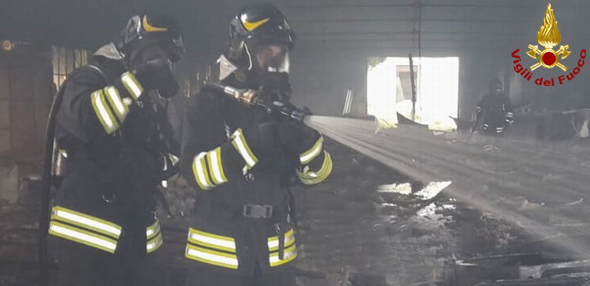 I Vigili del Fuoco di Tortona a Sant’Agata Fossili ore sotto la pioggia per spegnere un incendio