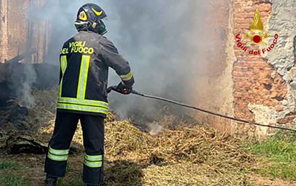 Un idiota dà fuoco ai rifiuti (anche plastica) alla Cascina Dorina di Tortona