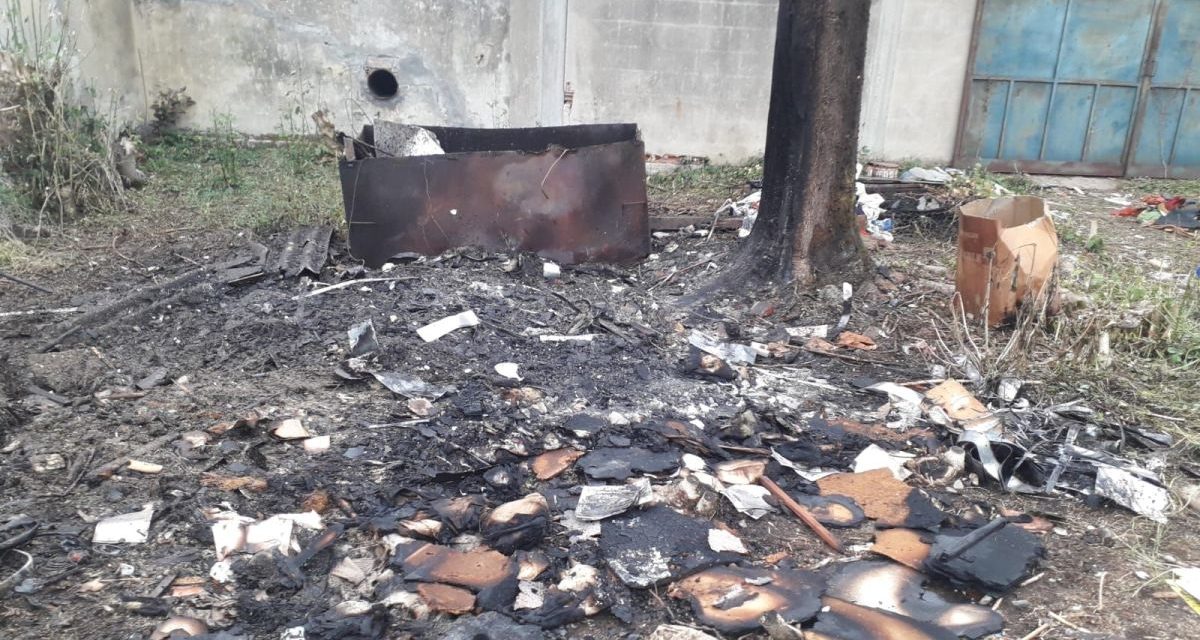 Uomo di Arquata Scrivia brucia questi rifiuti a Tortona, preso dalla Polizia locale