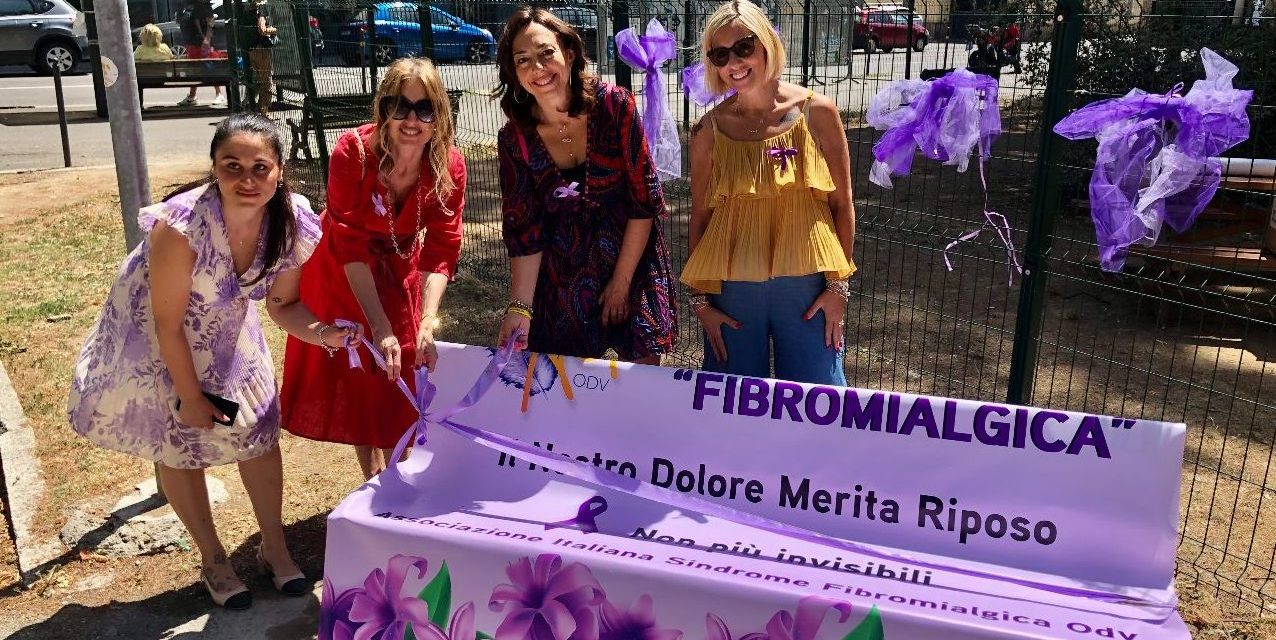 Inaugurata la panchina viola in piazza San Bovo: l’iniziativa sulla fibromialgia di Aisf ODV e Comune di Voghera