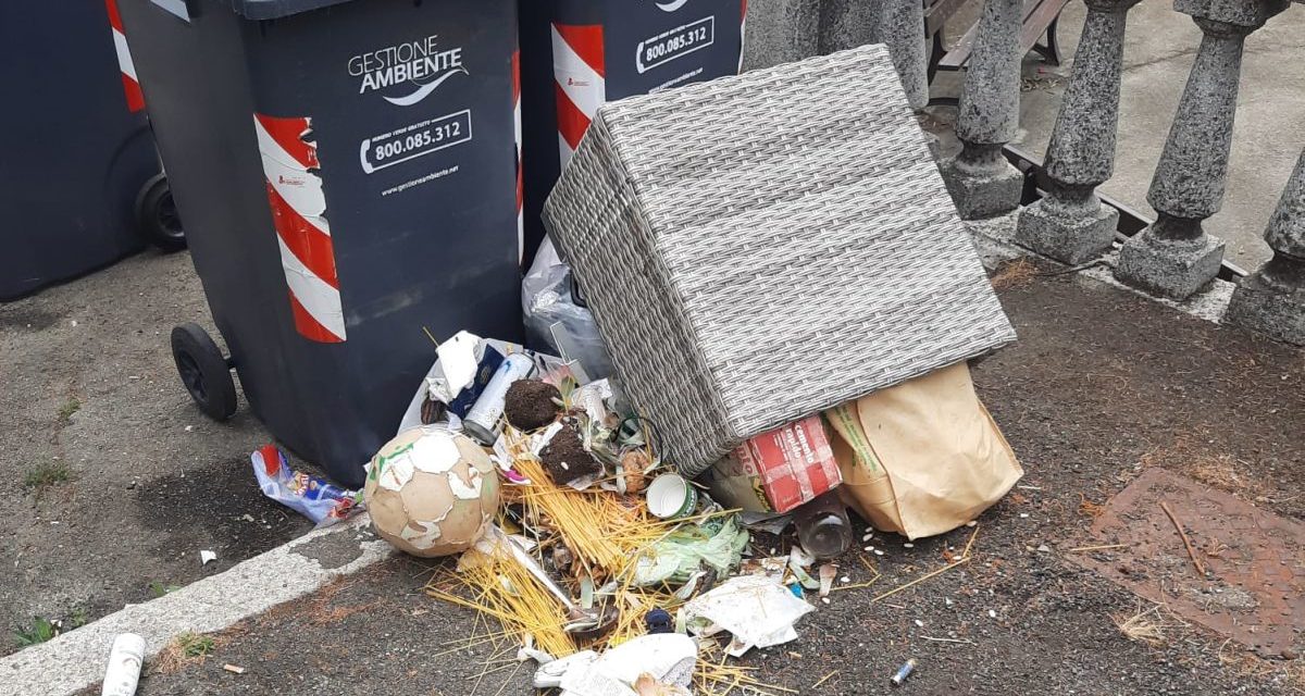 Abbandona questi rifiuti in piazza Roma a Tortona, preso e multato!