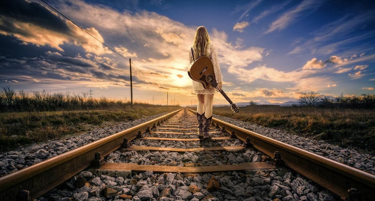 Donna cammina lungo i binari e si perde nella campagna novese, salvata dalla polizia