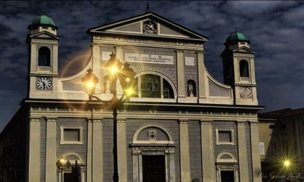 Tensione e paura in piazza Duomo a Tortona: lite tra ragazzi, auto a forte velocità contro la transenna, ma nulla di grave
