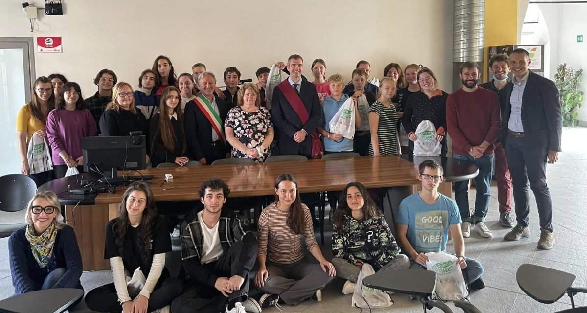 Giovani stranieri in visita a Tortona ricevuti in municipio con entusiasmo