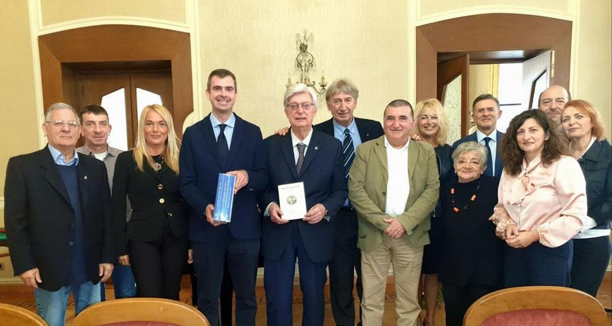 Giuseppe Tardivo in visita al Circolo di Lettura di Tortona esprime apprezzamento per la città