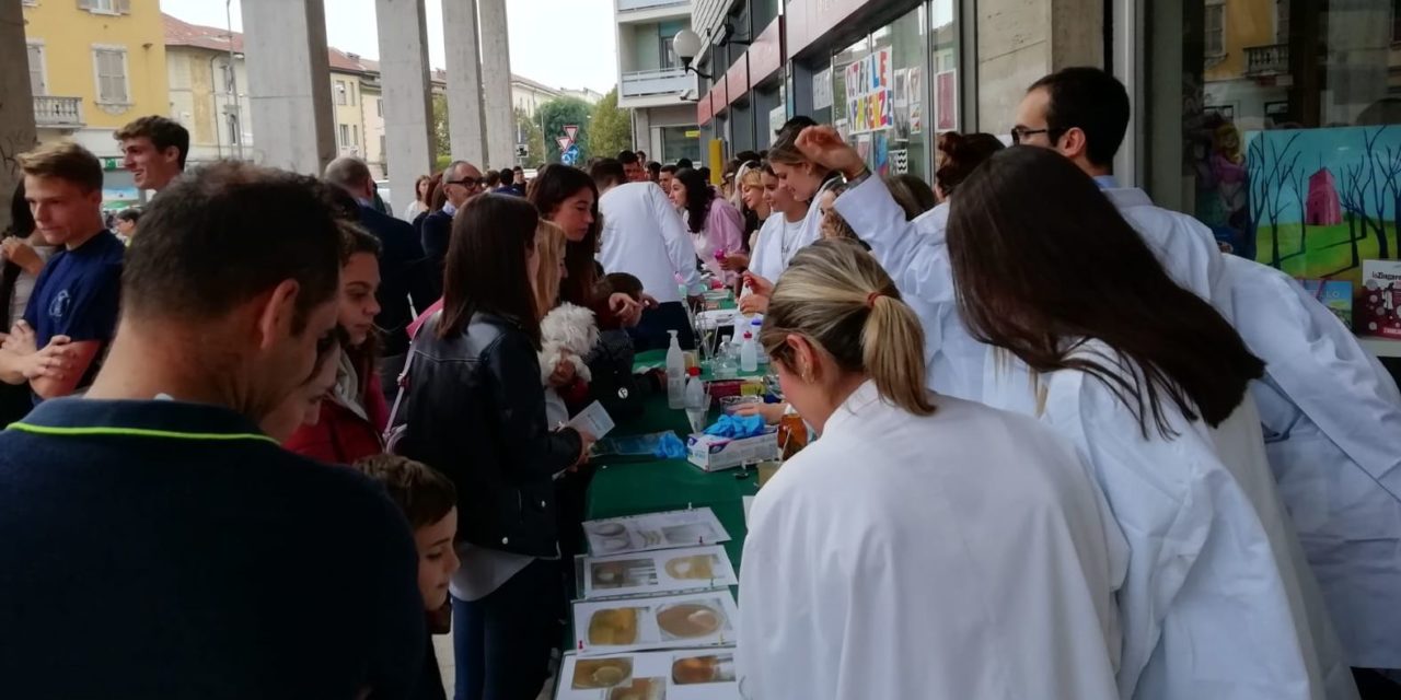 I giovani del Liceo Peano di Tortona a favore della scienza con le Bancarelle