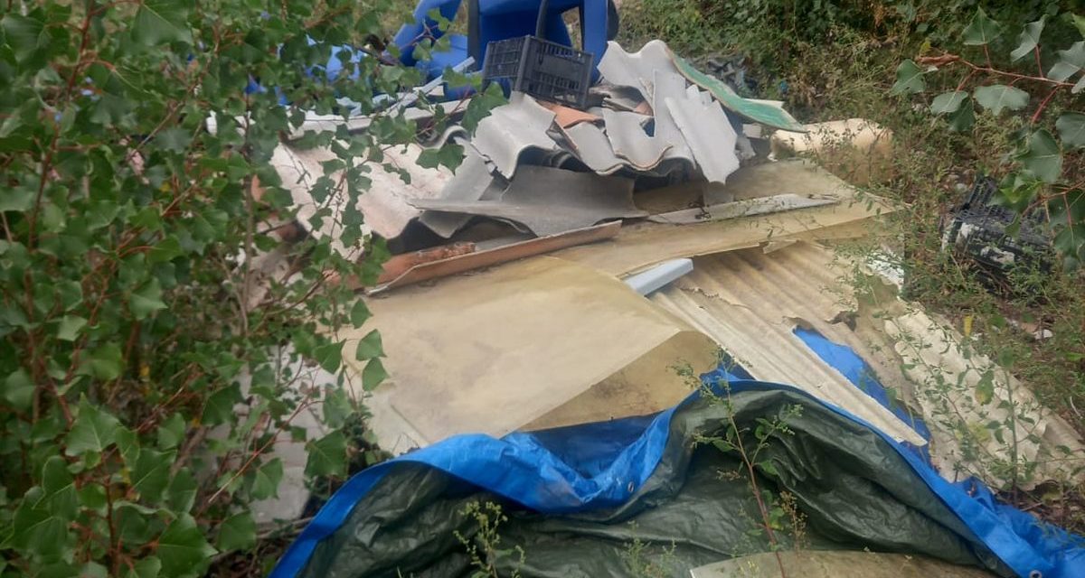 La Polizia municipale di Tortona scopre questa discarica abusiva nei pressi dello Scrivia e denuncia l’autore