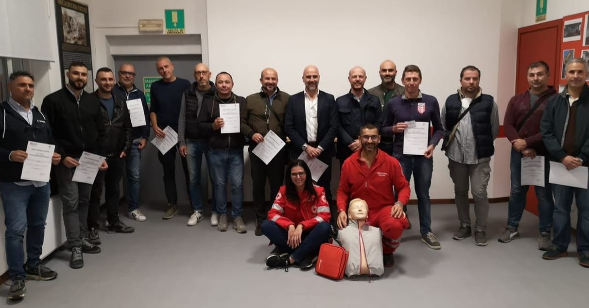 A Tortona anche gli agenti della Finanza hanno imparato ad usare i defibrillatori
