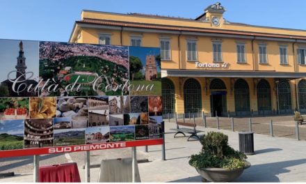 Giovani si prendono a sassate davanti alla stazione di Tortona e una mamma col bimbo scappa, ma…