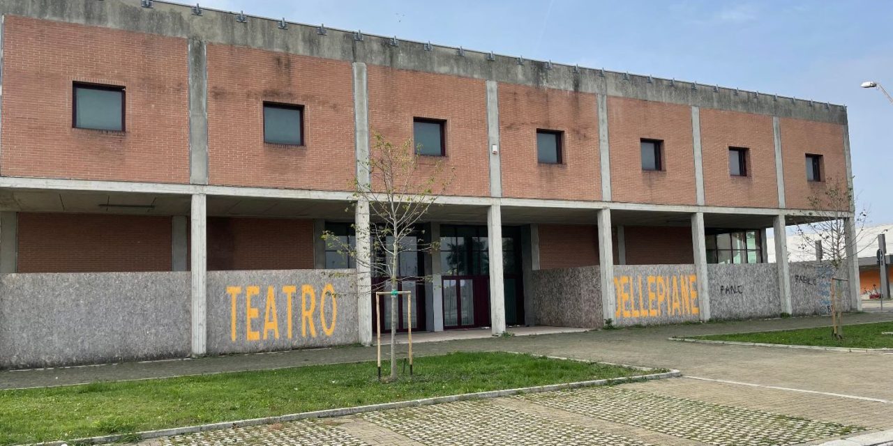 Banda di giovani scapestrati lancia sassi ed escrementi al teatro Dellepiane di Tortona