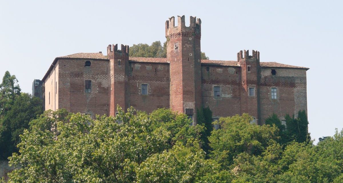 La Finanza di Casale sequestra il castello di Pomaro, il bosco e 14 villette per tasse non pagate
