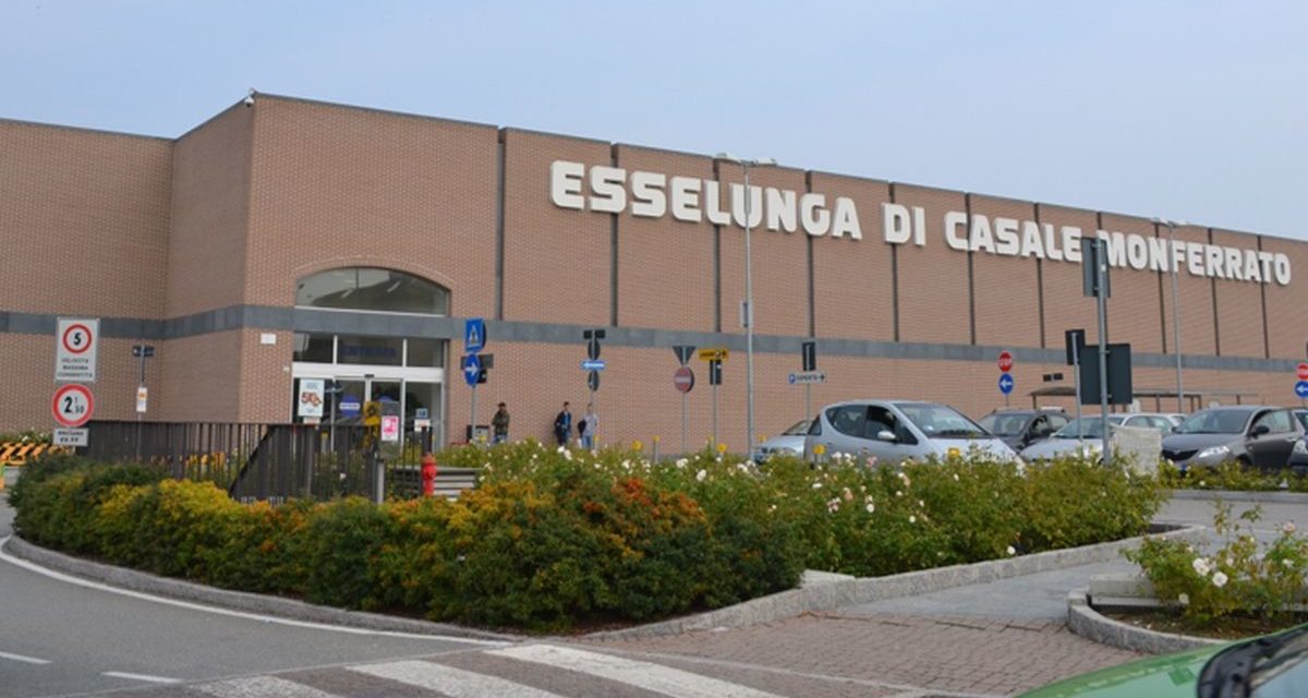 Due minorenni rubano tonno all’Esselunga di Casale, presi dalla Polizia