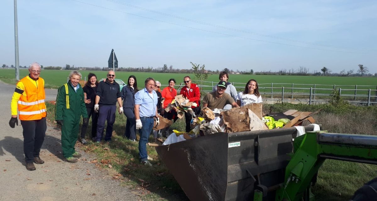 Gli abitanti di Torre Garofoli si sono adoperati per togliere rifiuti abbandonati, bravi!