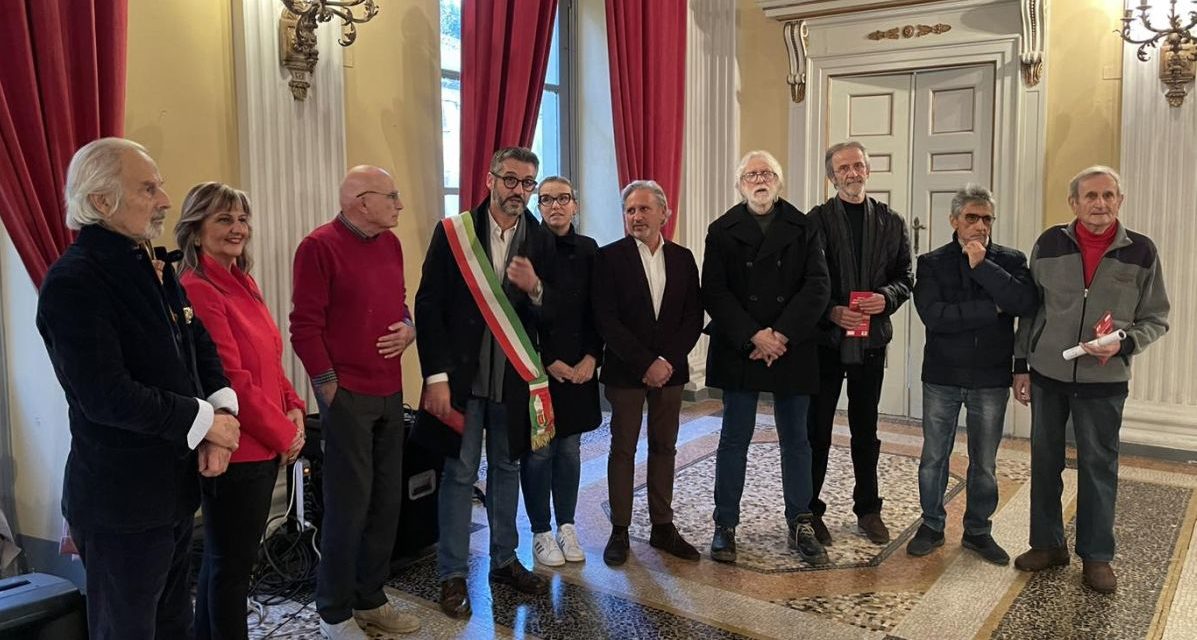 A Tortona inaugurata la mostra “Scarpa Rossa” al Ridotto. Aperta fino al 17 dicembre