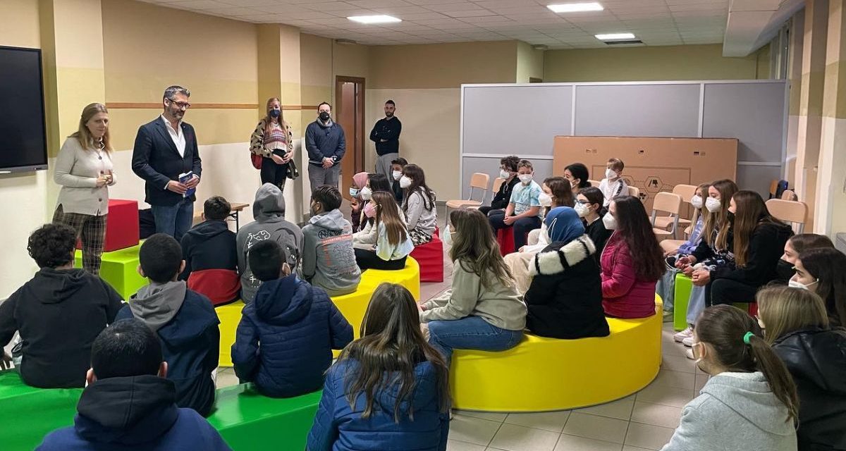 Il Sindaco di Tortona Federico Chiodi nelle scuole per “Libriamoci” legge Orwell ai ragazzi