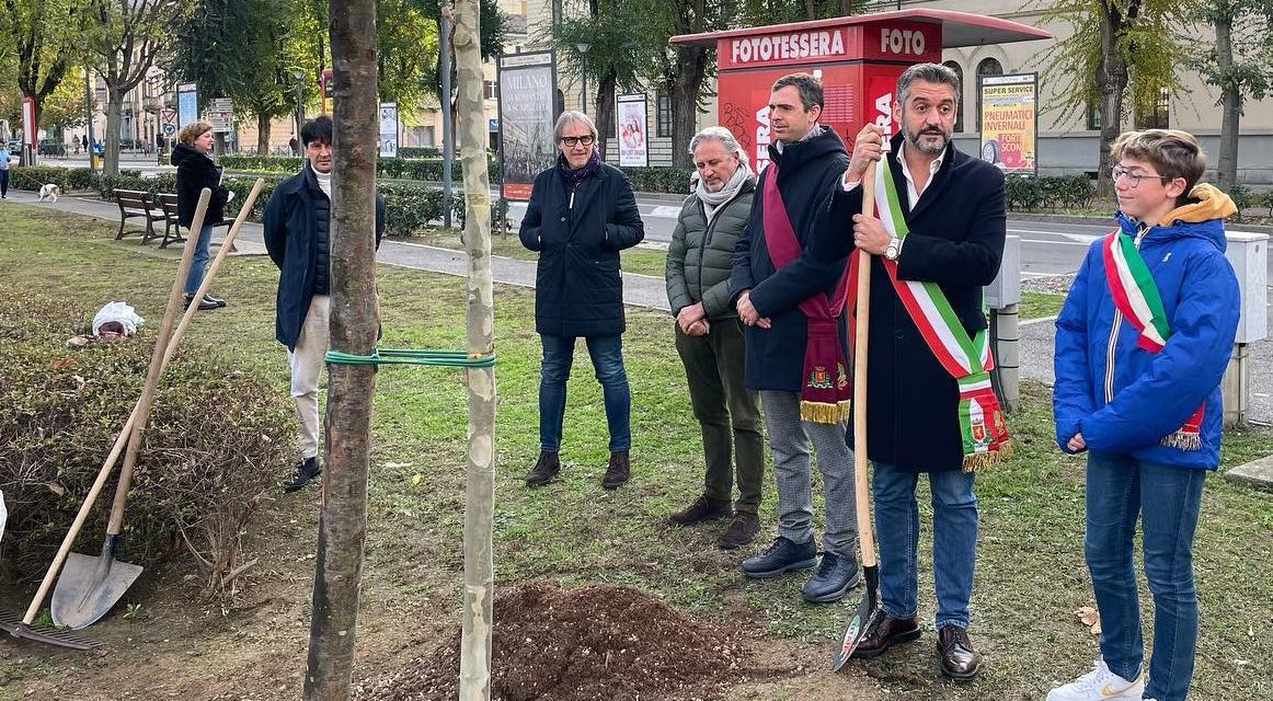 A Tortona il Sindaco Chiodi prende un badile e pianta un nuovo albero coi ragazzi