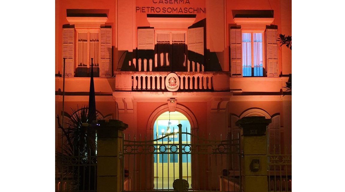 La Caserma Carabinieri di Imperia si colora di arancione per dire no alla violenza di genere