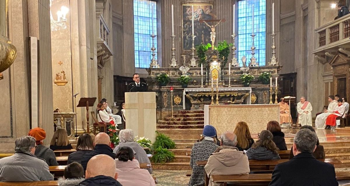 In Duomo a Tortona, durante la messa il Comandante dei Carabinieri spiega come difendersi dai truffatori