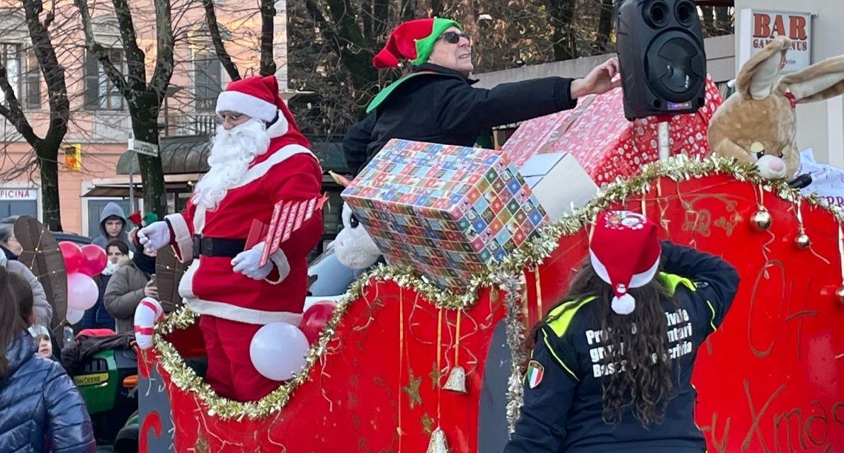 A Tortona ieri è arrivato Babbo Natale e ha sfilato insieme a grandi e piccini per le vie della città