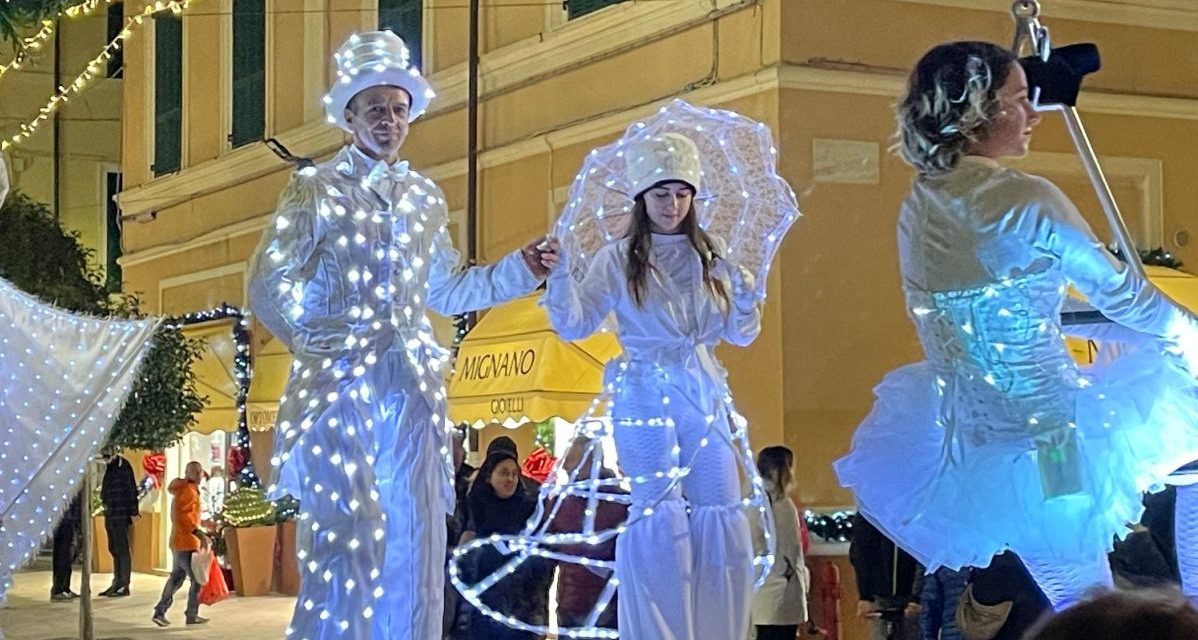 Un successo a Diano Marina le Luci itineranti e le Fiat natalizie. Le immagini