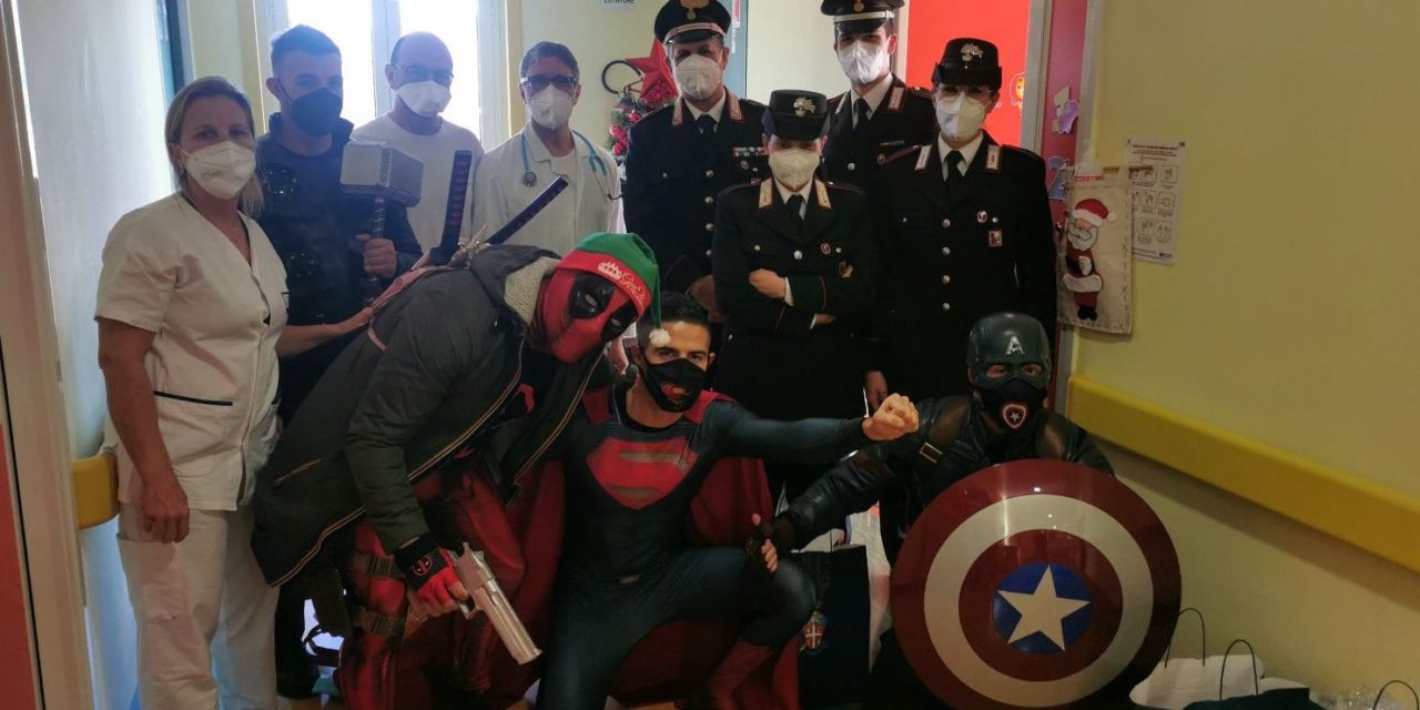 I Carabinieri vestiti da super eroi in visita ai bambini ricoverati in pediatria a Imperia