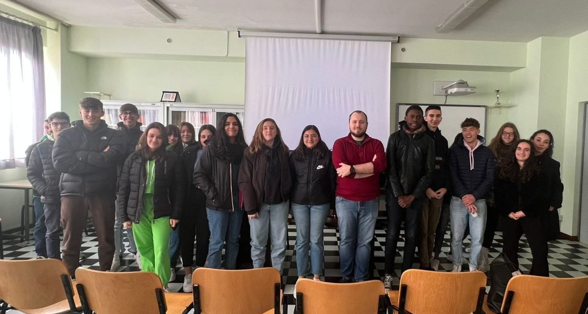 <em> Massimiliano Mesenasco illustra agli studenti del “Marconi” le nuove strategie di promozione del territorio</em>