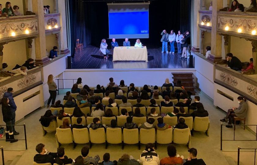 Gli studenti del Marconi di Tortona a Teatro incontrano la scrittrice Raffaella Romagnolo
