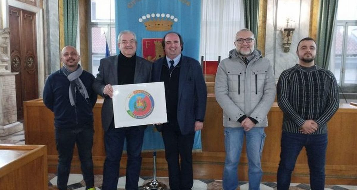 A Valenza ci sono i volontari della Polizia locale che aiutano a tenere in ordine la città