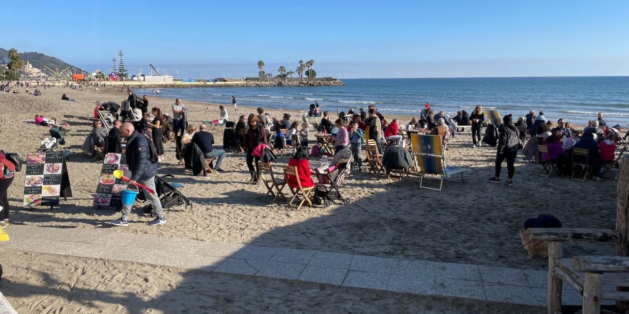 Boom di Turisti a Diano Marina: mai viste tante persone così a gennaio! Le immagini