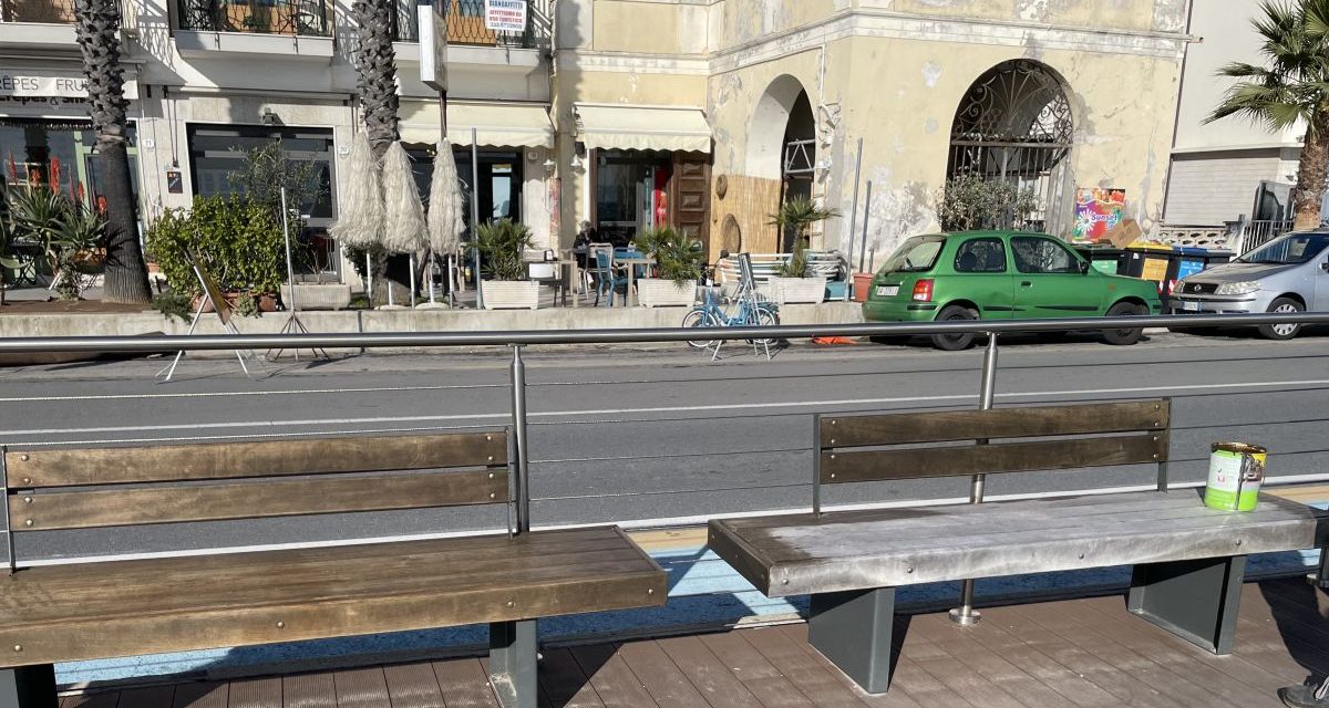 Continuano i lavori del Comune per migliorare la passeggiata di Diano Marina: tocca alle panchine