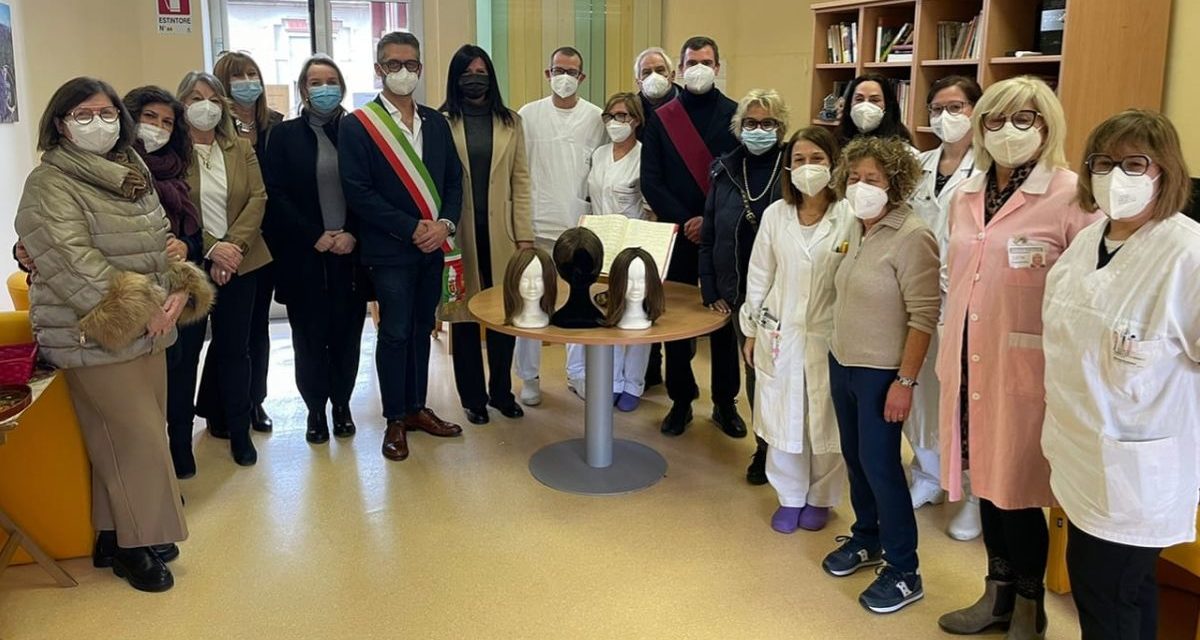 Consegnate all’ospedale di Tortona le parrucche per le donne che devono sottoporsi a chemioterapia