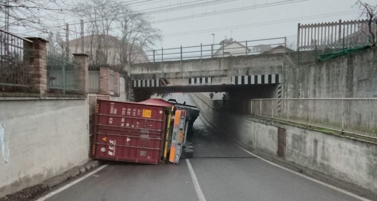 Tortona, hanno lavorato fino a notte fonda i pompieri per questo Tir schiantato nel sottopasso