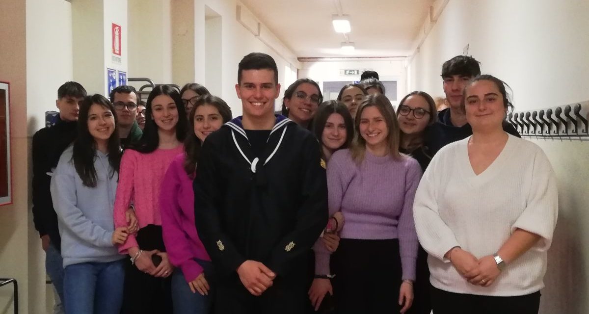 Il Tortonese Samuele Carmignano allievo della Marina incontra gli studenti del “Peano”