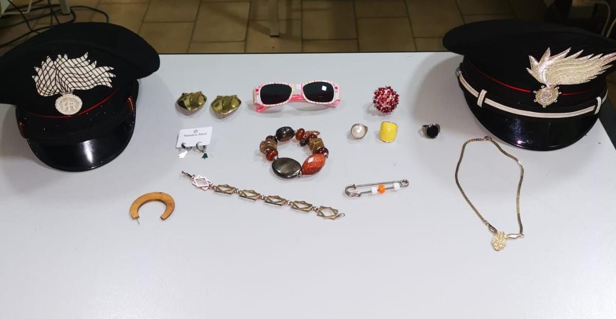 Rubano questi oggetti in un esercizio commerciale di Tortona, presi dai Carabinieri