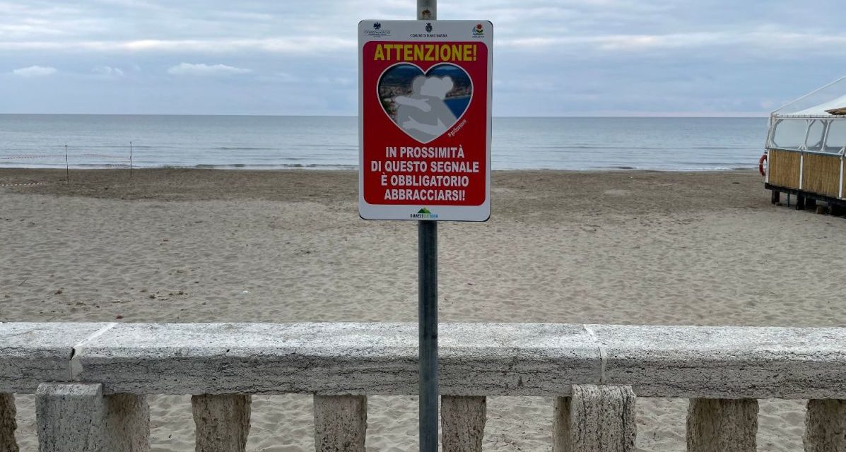 Diano Marina città dell’amore con i cartelli che invitano ad abbracciarsi
