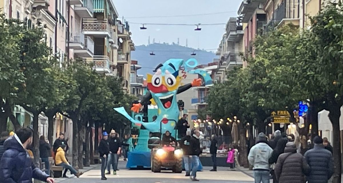 Domenica a Diano Marina torna la sfilata dei carri allegorici