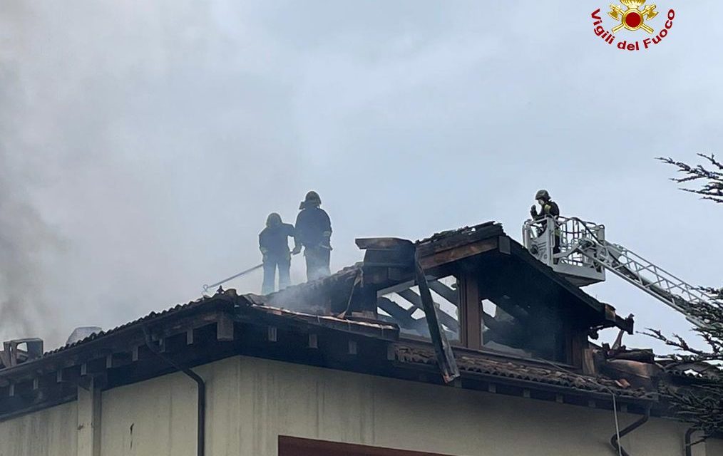 Incendio in questa abitazione a Mornese, intervengono i pompieri