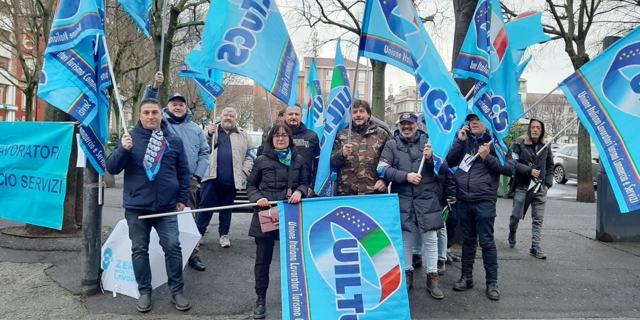 Davanti alla prefettura di Alessandria scioperano i dipendenti della Vigilanza BTV di Valenza