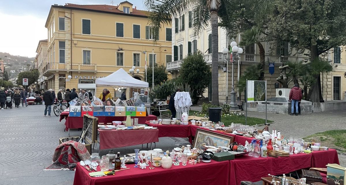 Domenica torna “Diano Colleziona” la rassegna mensile di Antiquariato