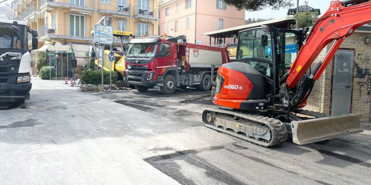 Diano Marina asfalta l’inizio di Via Torino, stamattina iniziati i lavori. Le immagini