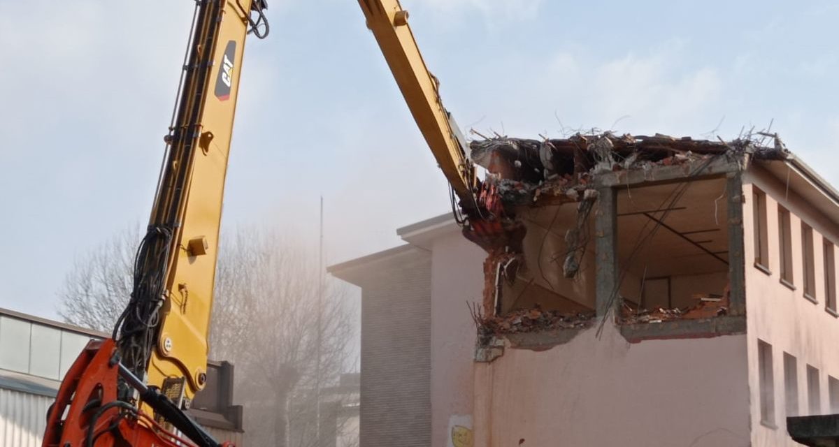 A Tortona iniziata la demolizione della scuola in viale Kennedy, chiusa la palestra per tre giorni per precauzione
