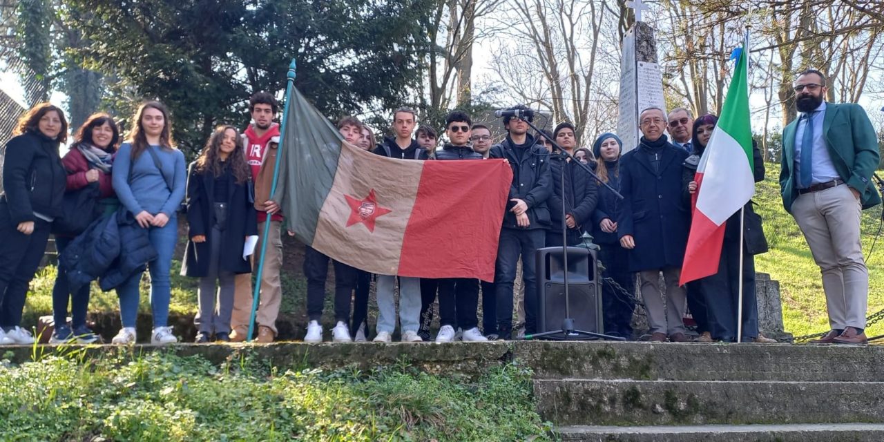 Gli studenti del Marconi alla commemorazione in ricordo dei fucilati al Castello di Tortona