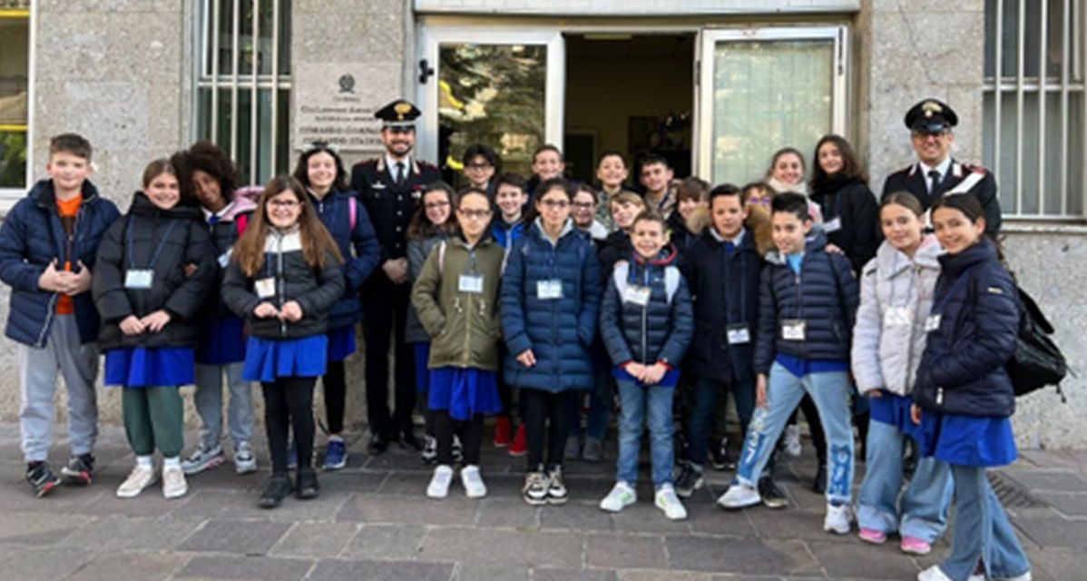 Gli alunni della scuola primaria di Sanremo visitao la caserma dei Carabinieri