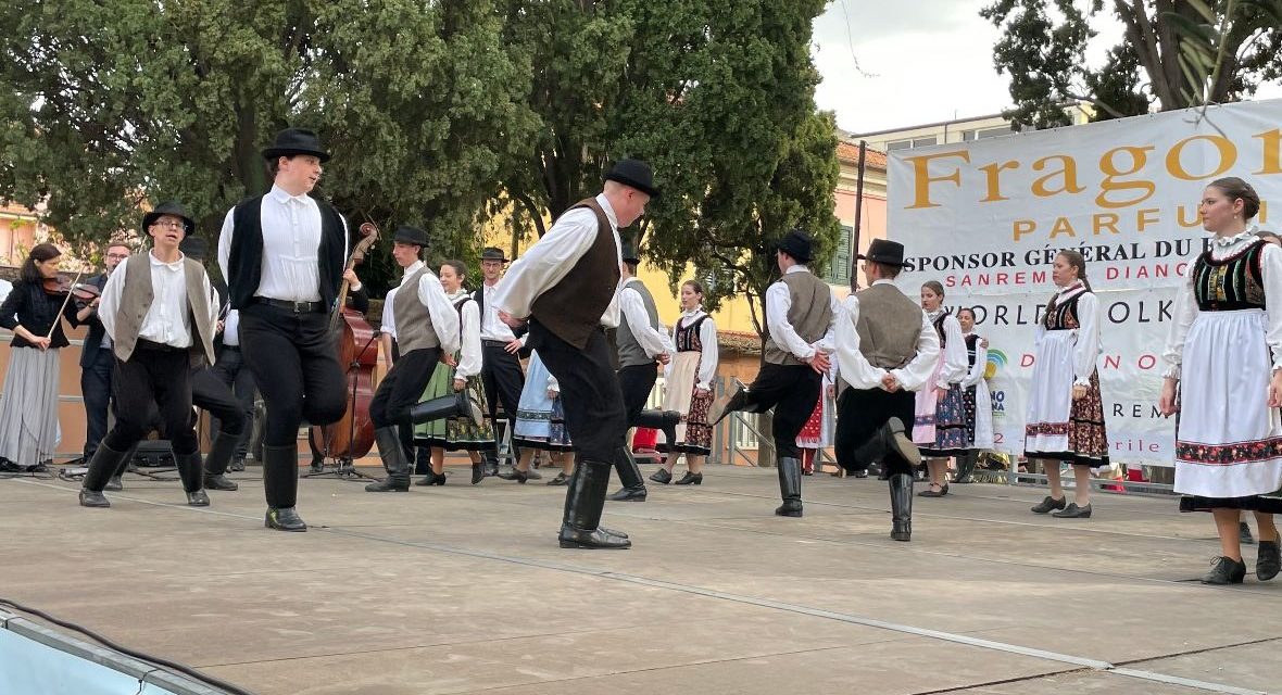 Tanta gente, ieri a Diano Marina per il festival del Folklore. Le immagini