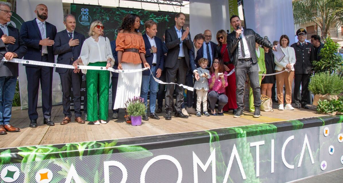 Inaugurata Aromatica a Diano Marina con parata di politici e personaggi più o meno noti e in auge