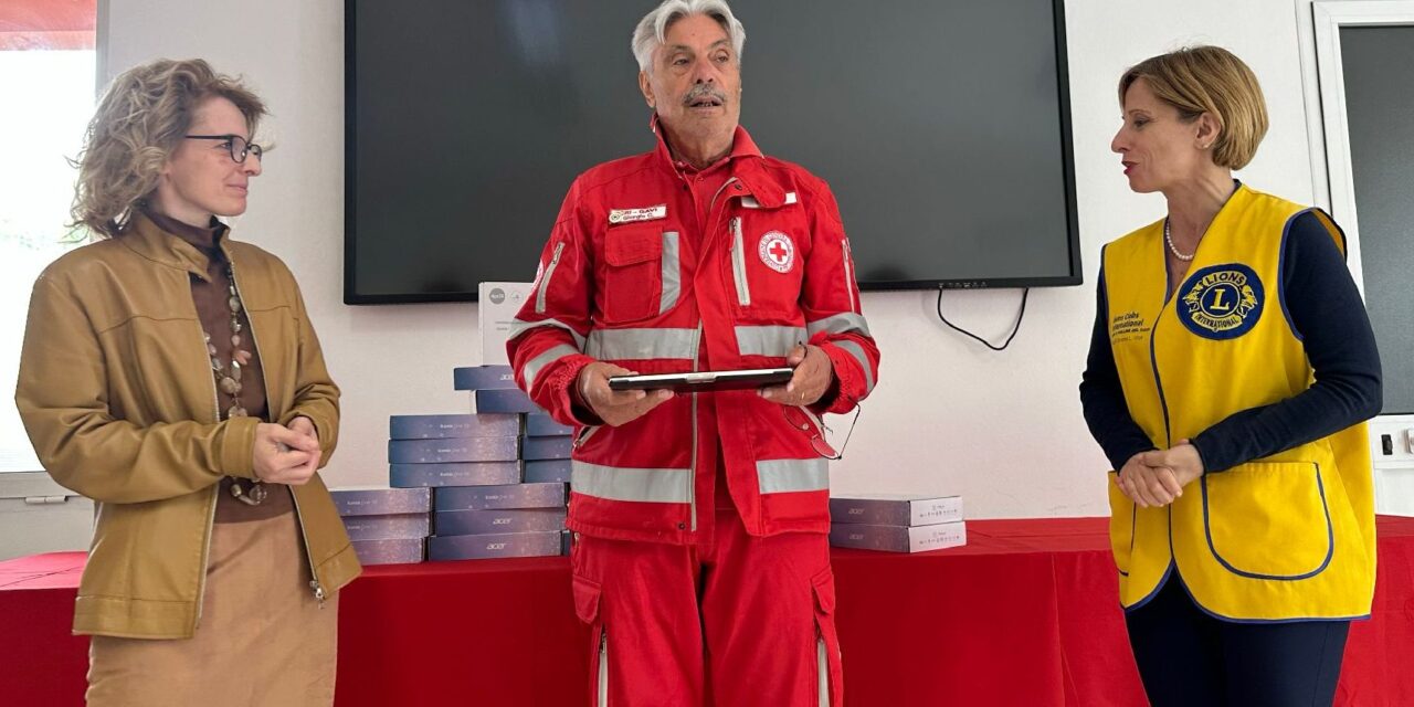 A Gavi consegnati 20 tablet alla Croce Rossa e alle scuole per ridurre lo spreco di carta