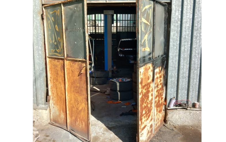 Questa officina abusiva scoperta a Tortona dalla Polizia Municipale