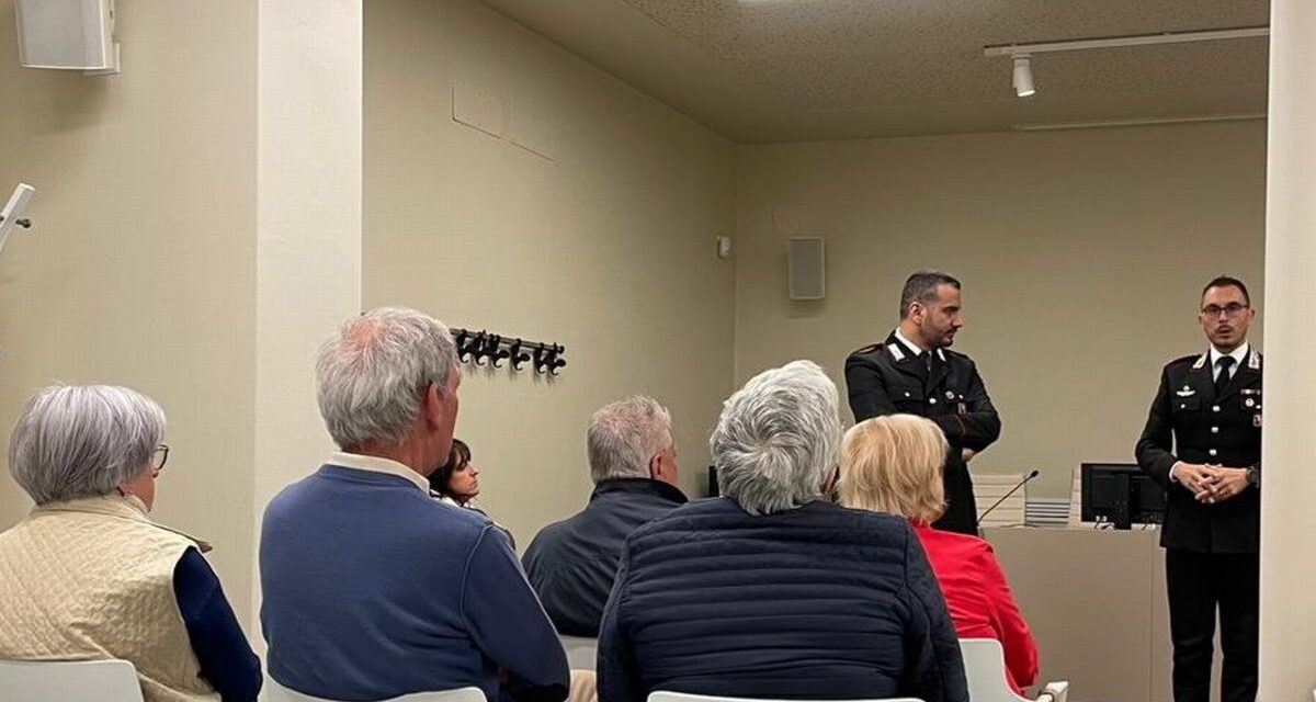 Il Capitano dei Carabinieri spiega agli anziani di Pontecurone come difendersi dalle truffe